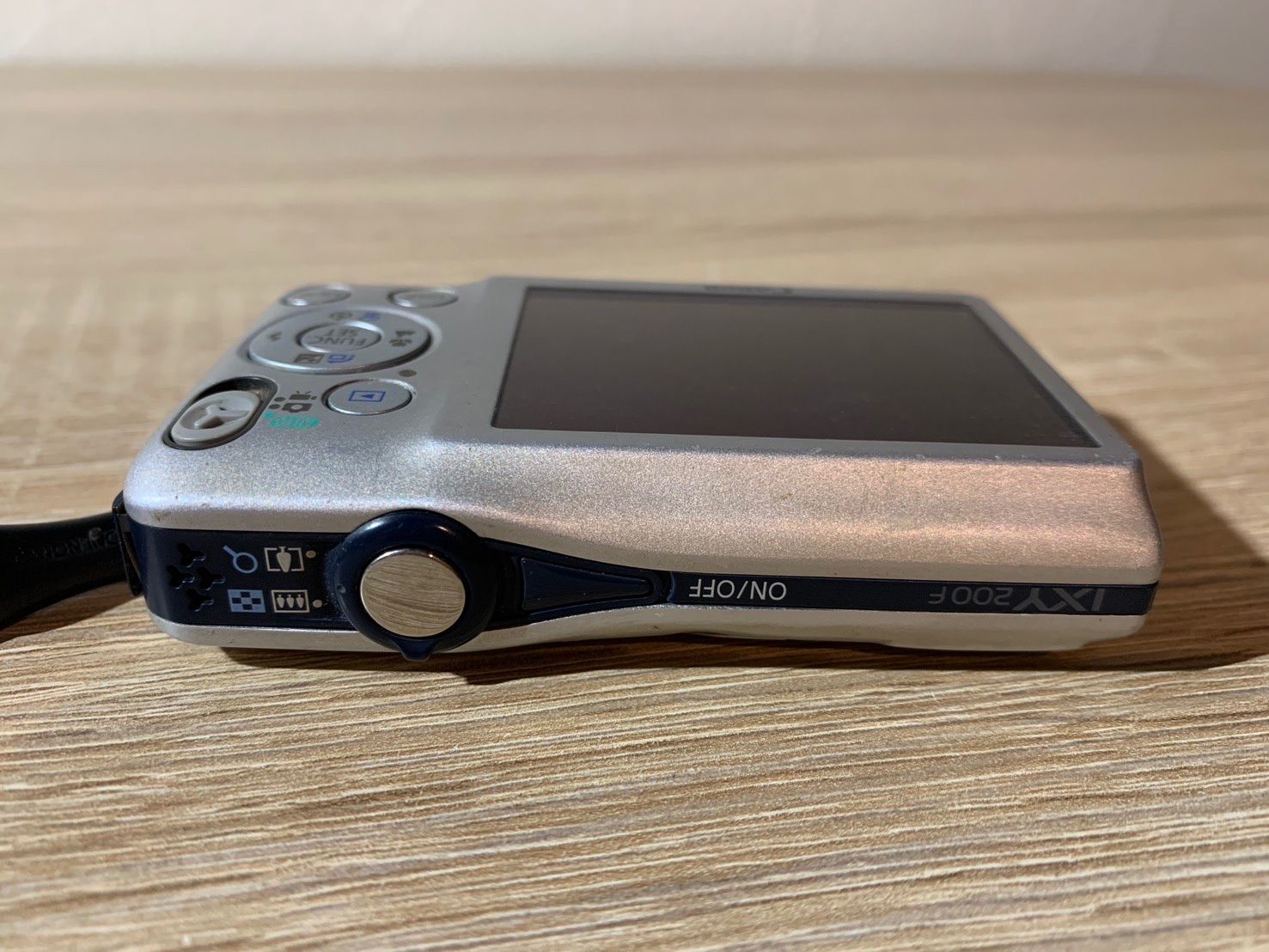 6700 ファッション Canon IXY 200F シルバー デジカメ