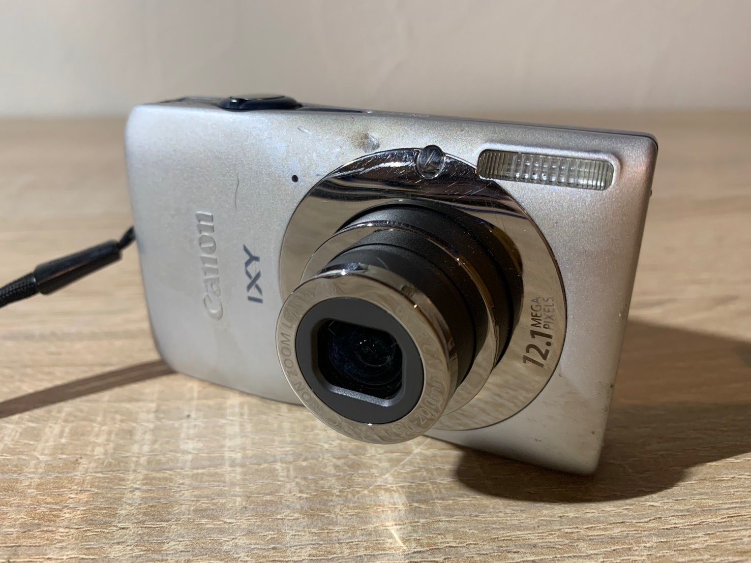 6700 ファッション Canon IXY 200F シルバー デジカメ