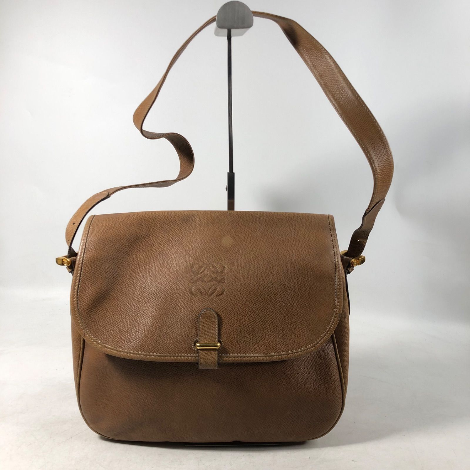A 1121-24-5 LOEWE メンズ レザー ロエベ ショルダーバッグ メッセンジャーバッグ アナグラム ブラウン系 シボタイプ