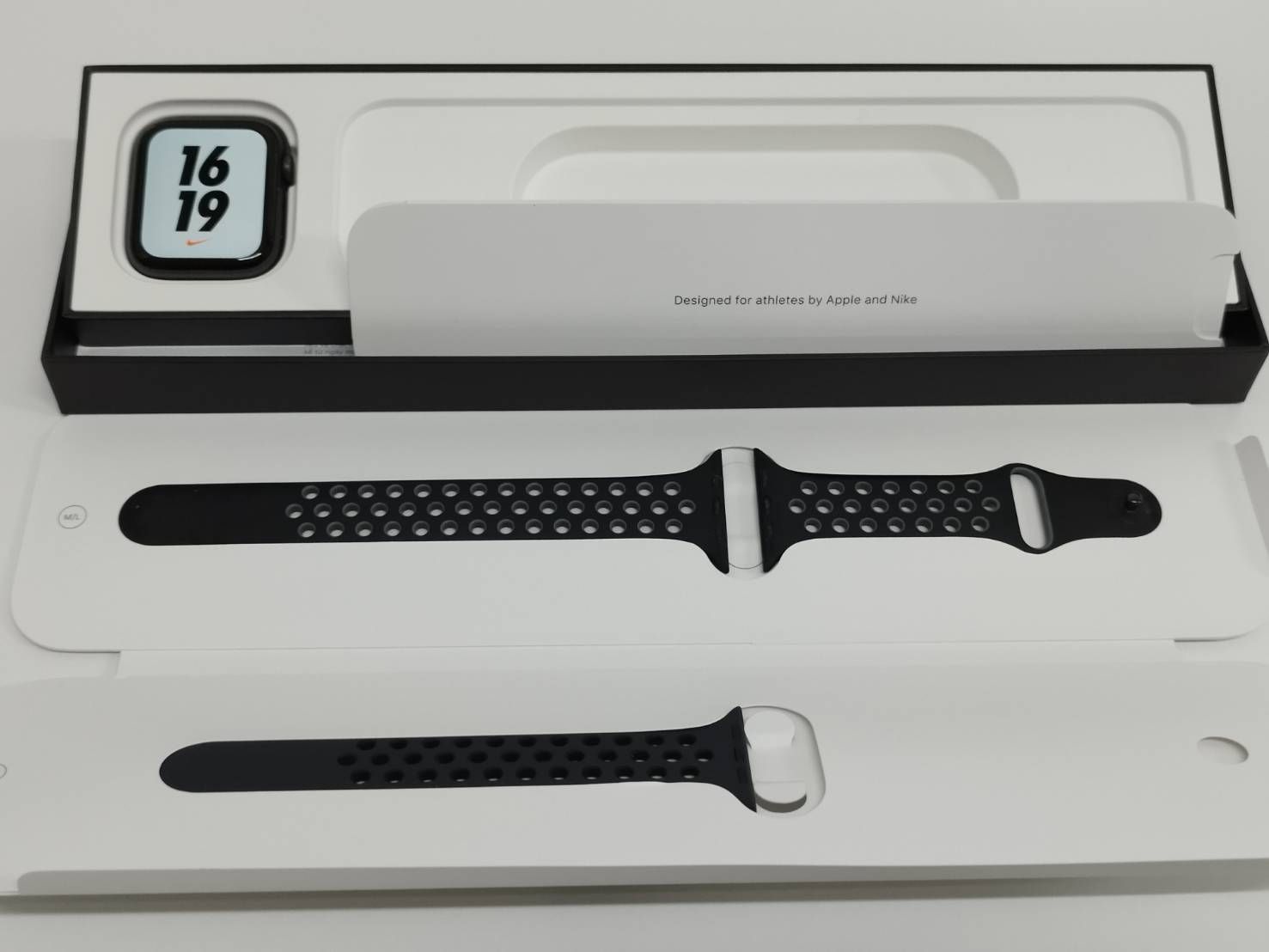 Apple Watch Nike SE 第1世代 GPS 44 mm A 2352 スペースグレー MYYK 2 J