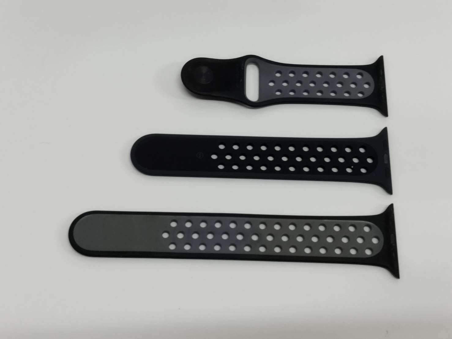 Apple Watch Nike SE 第1世代 GPS 44 mm A 2352 スペースグレー MYYK 2 J