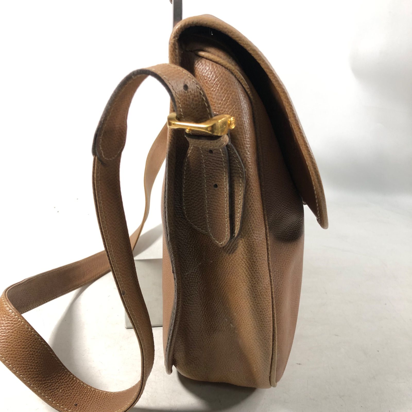 A 1121-24-5 LOEWE メンズ レザー ロエベ ショルダーバッグ メッセンジャーバッグ アナグラム ブラウン系 シボタイプ