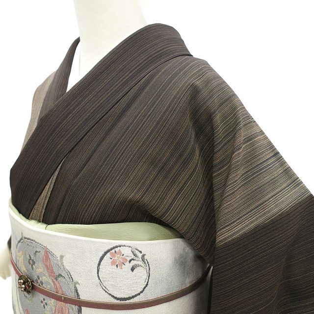 新古品】 本塩沢 着物 未使用 正絹 本場塩沢 塩沢 塩澤 こげ茶色 縞 細