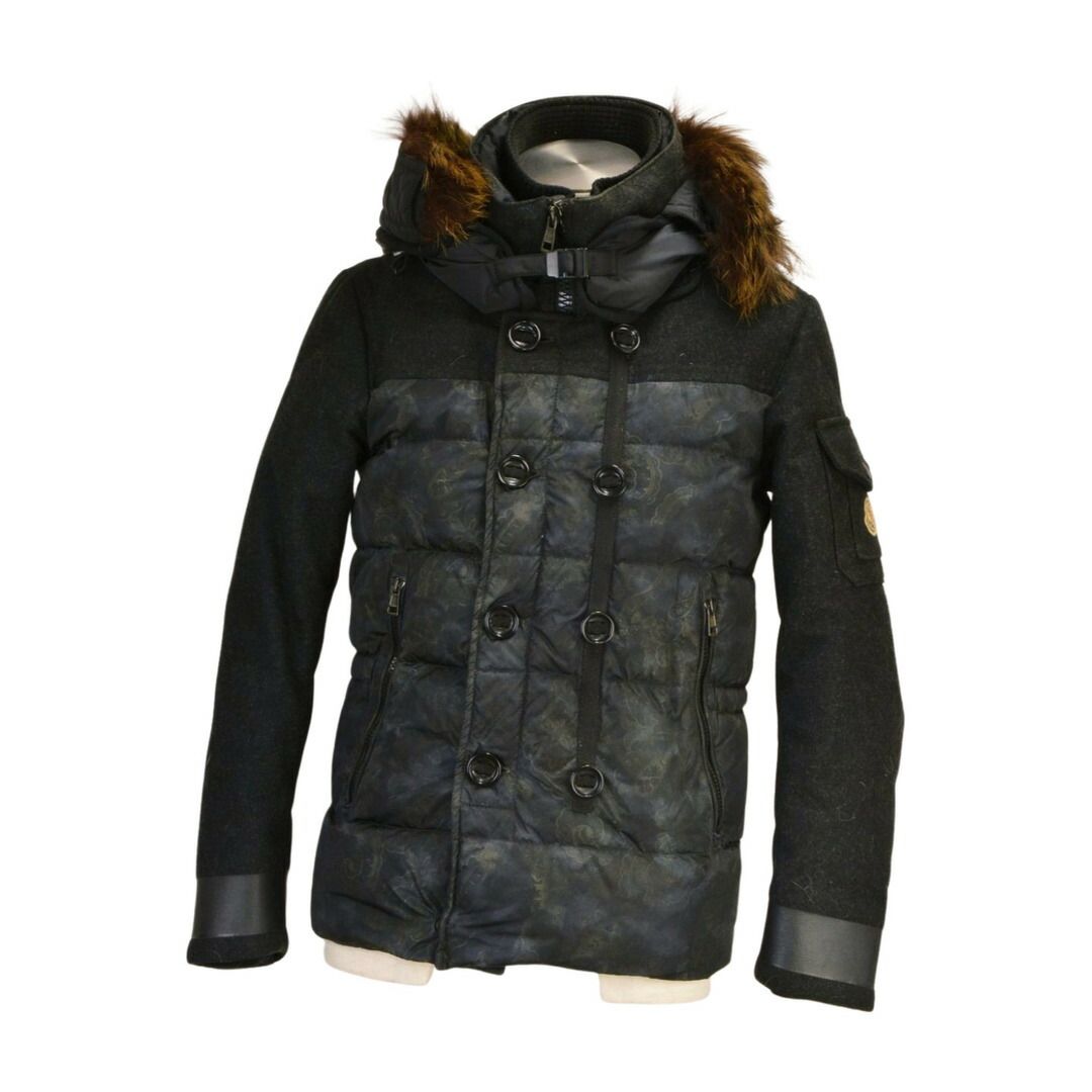 モンクレール MONCLER LEON掲載モデル ペイズリー柄 コヨーテ ファー
