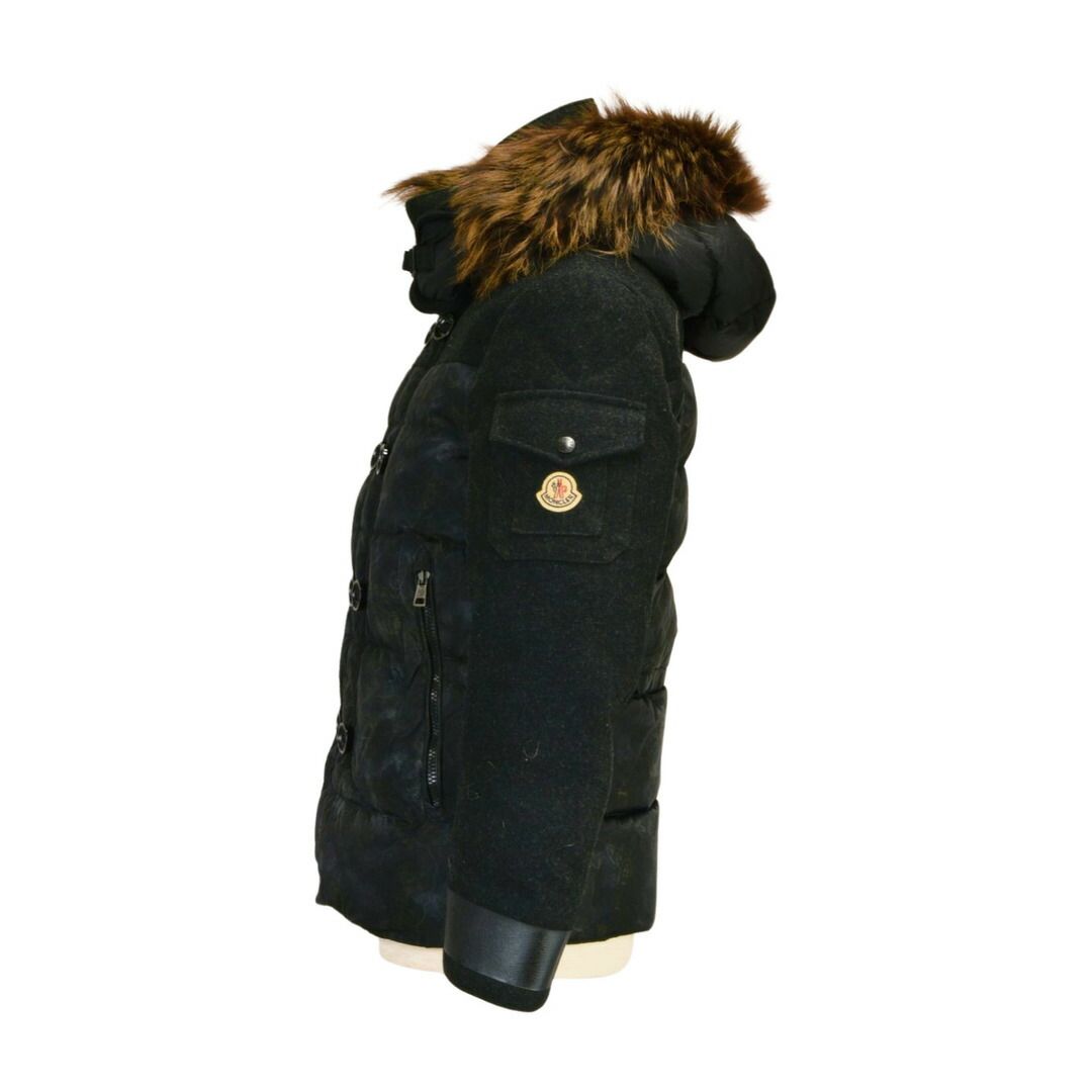 モンクレール MONCLER LEON掲載モデル ペイズリー柄 コヨーテ ファー