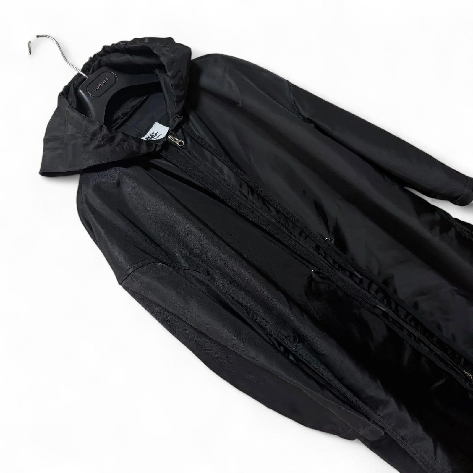 美品 2022 MM6 メゾンマルジェラ バックロゴ刺繍 フーデットコート 黒