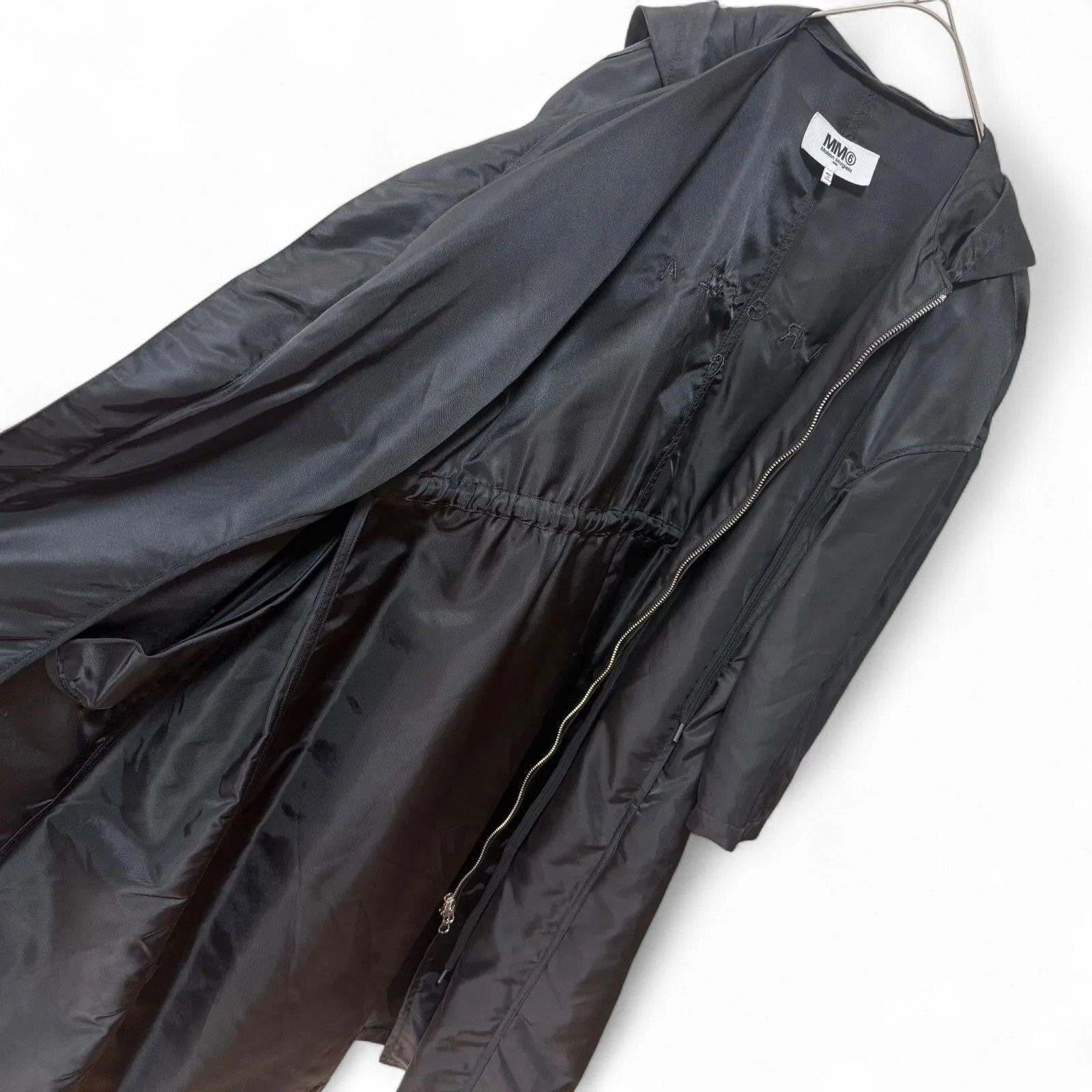 美品 2022 MM6 メゾンマルジェラ バックロゴ刺繍 フーデットコート 黒