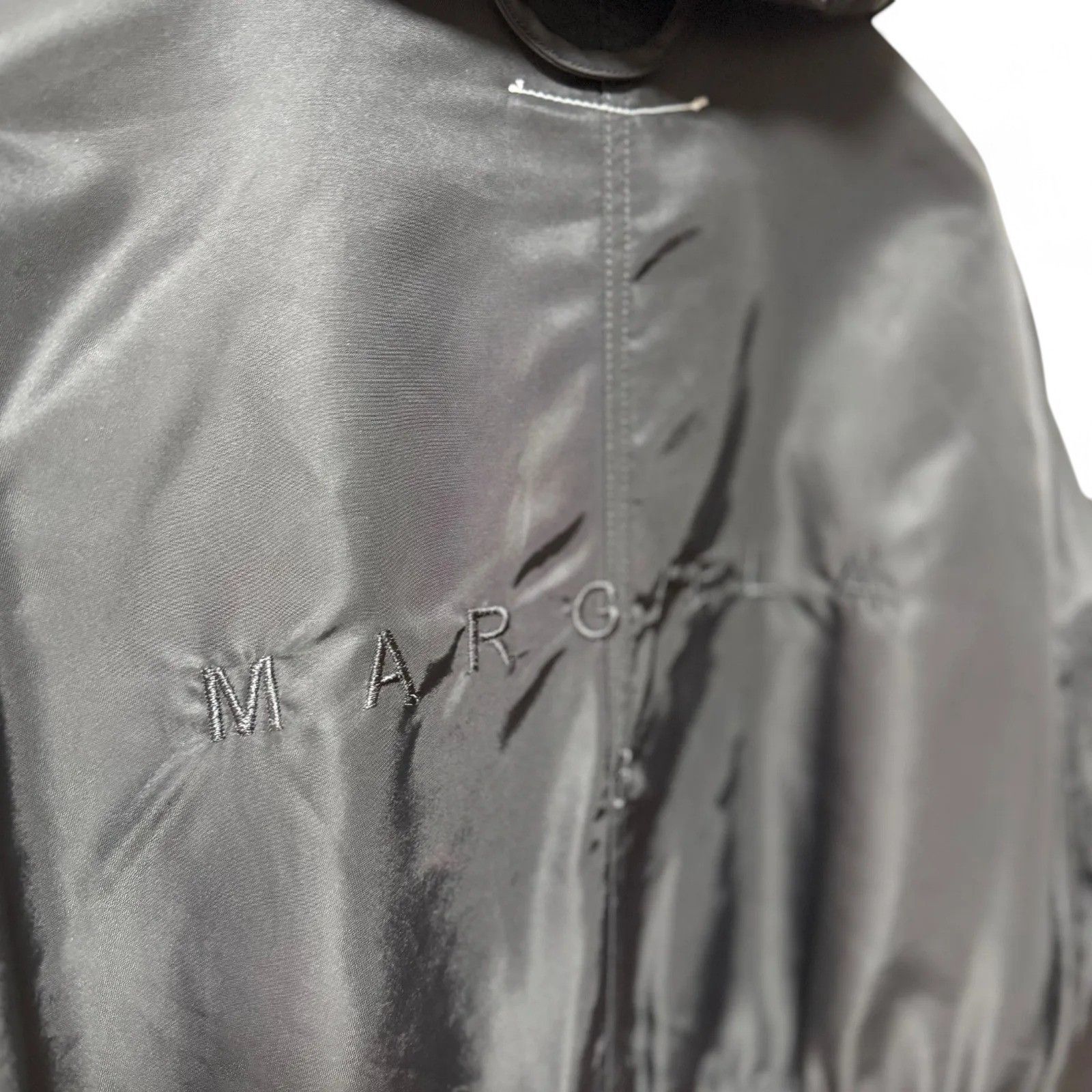 美品 2022 MM6 メゾンマルジェラ バックロゴ刺繍 フーデットコート 黒