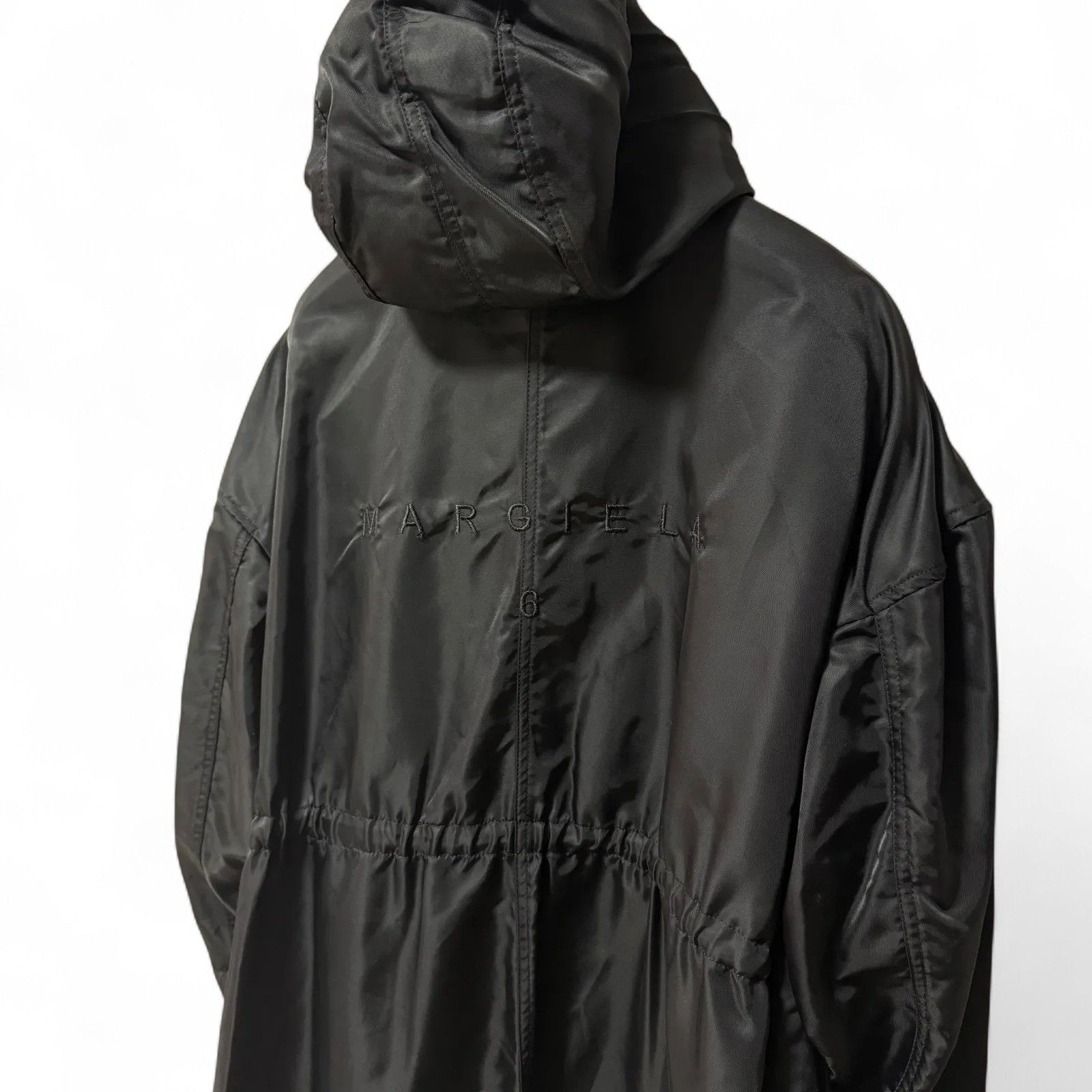 美品 2022 MM6 メゾンマルジェラ バックロゴ刺繍 フーデットコート 黒