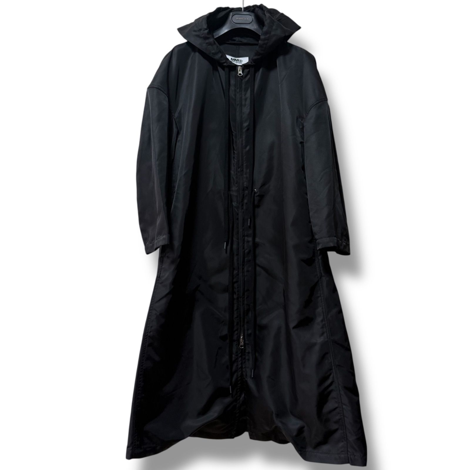 MM6 メゾンマルジェラ ナイロンフーデットコート 黒 美品 2022 MM6 メゾンマルジェラ バックロゴ刺繍 フーデットコート 黒