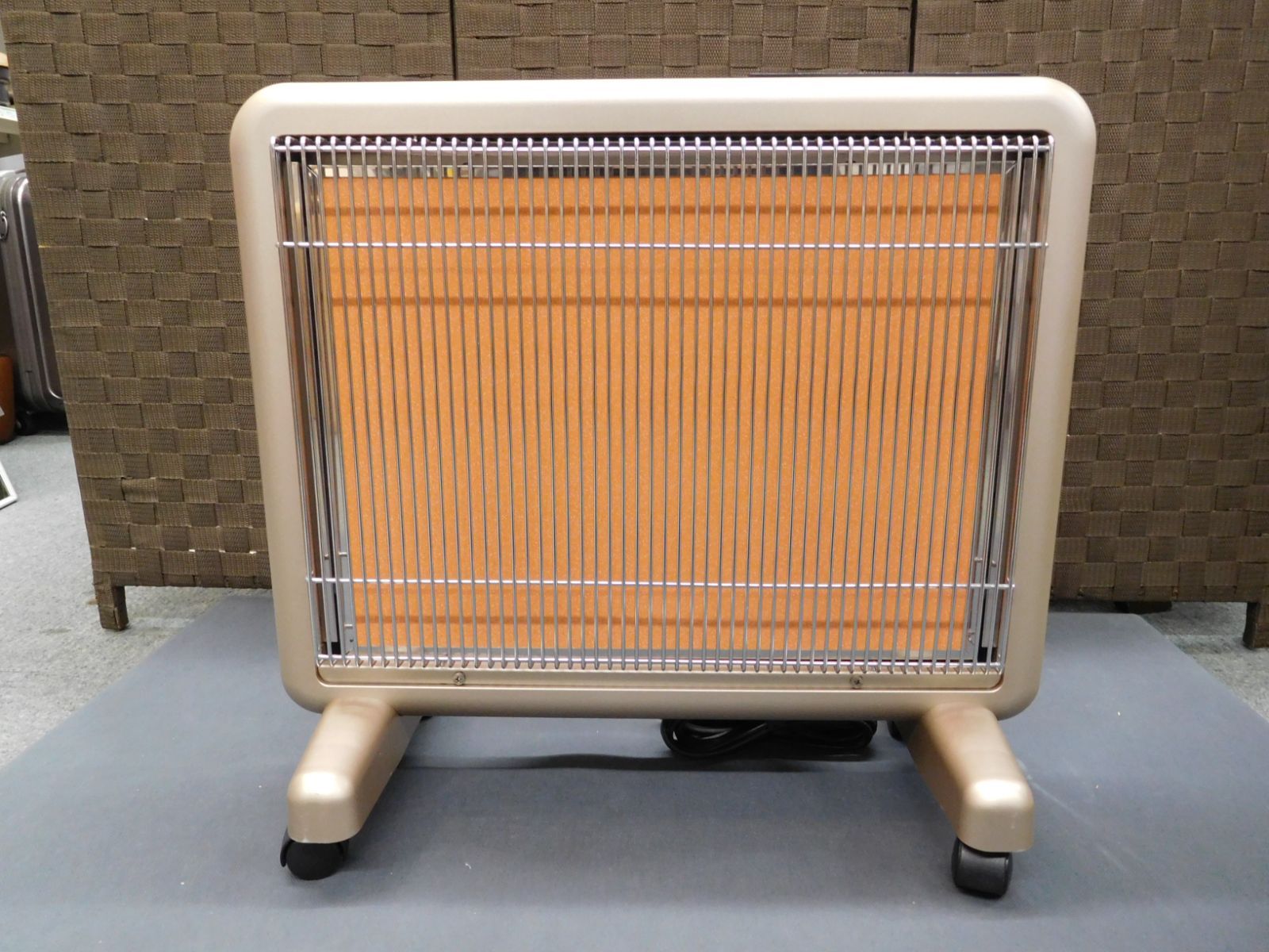 日本遠赤外線株式会社 サンルミエ・エクセラ7 遠赤外線暖房器 N700L-GR