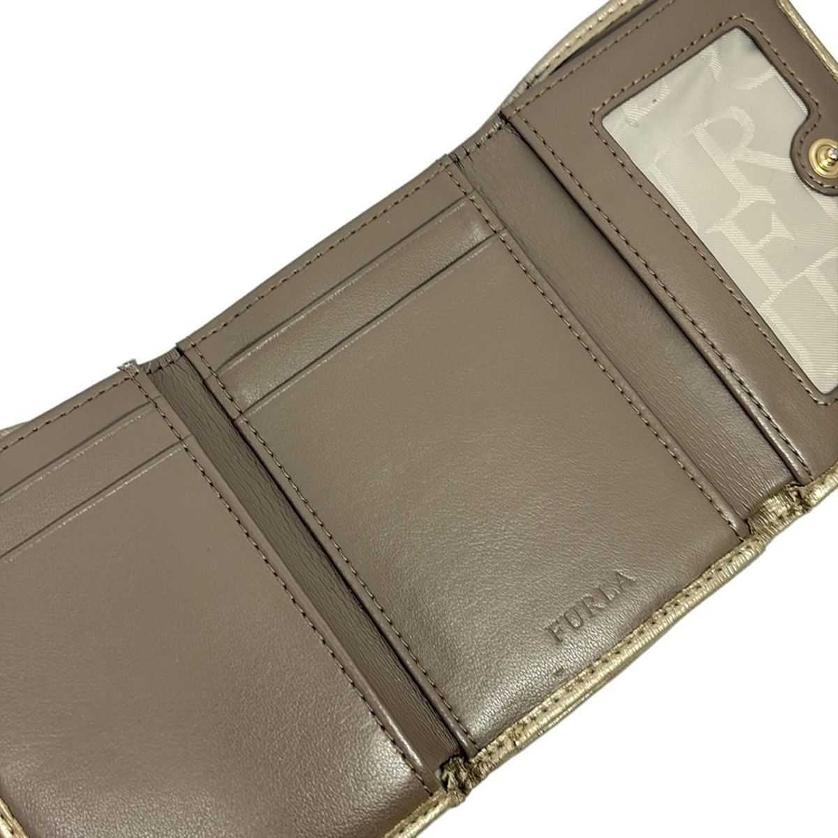 はちゃん様 FURLA(フルラ) 3つ折り財布 - ベージュ レザー FURLA(フルラ) 3つ折り