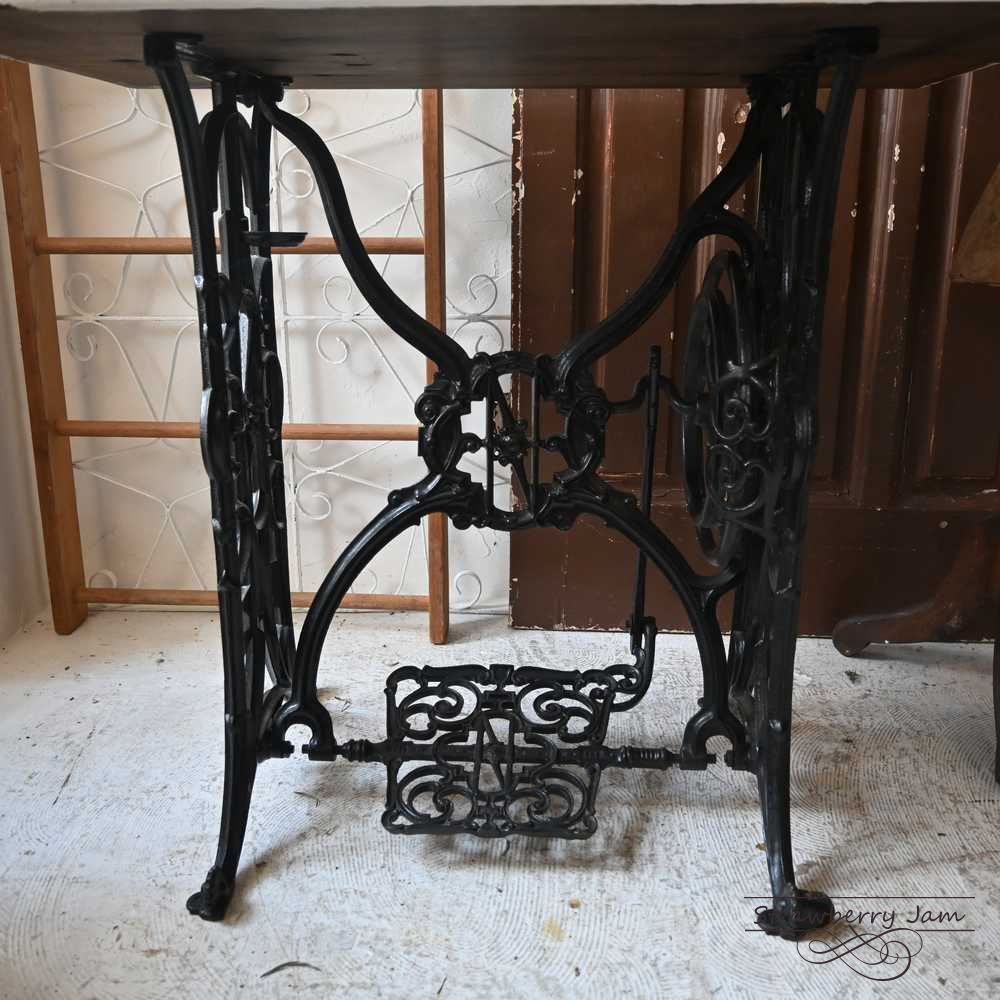 L3103-28-1 英国アンティーク SINGER ミシン台 カフェテーブル L3103-28-1 英国アンティーク SINGER ミシン台 カフェテーブル
