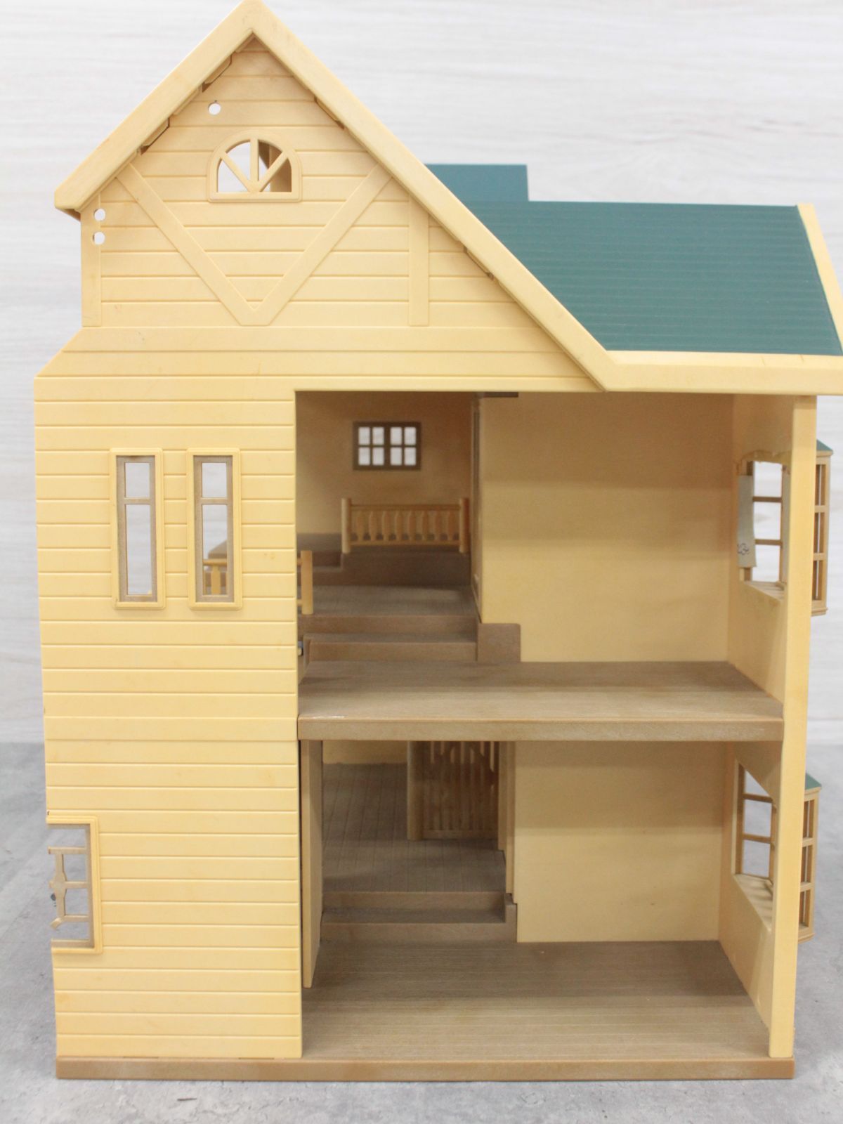 行董 シルバニアファミリー 緑の丘のすてきなお家 家具家電付 ベッド ドレッサー バスルーム AE 0 U 24