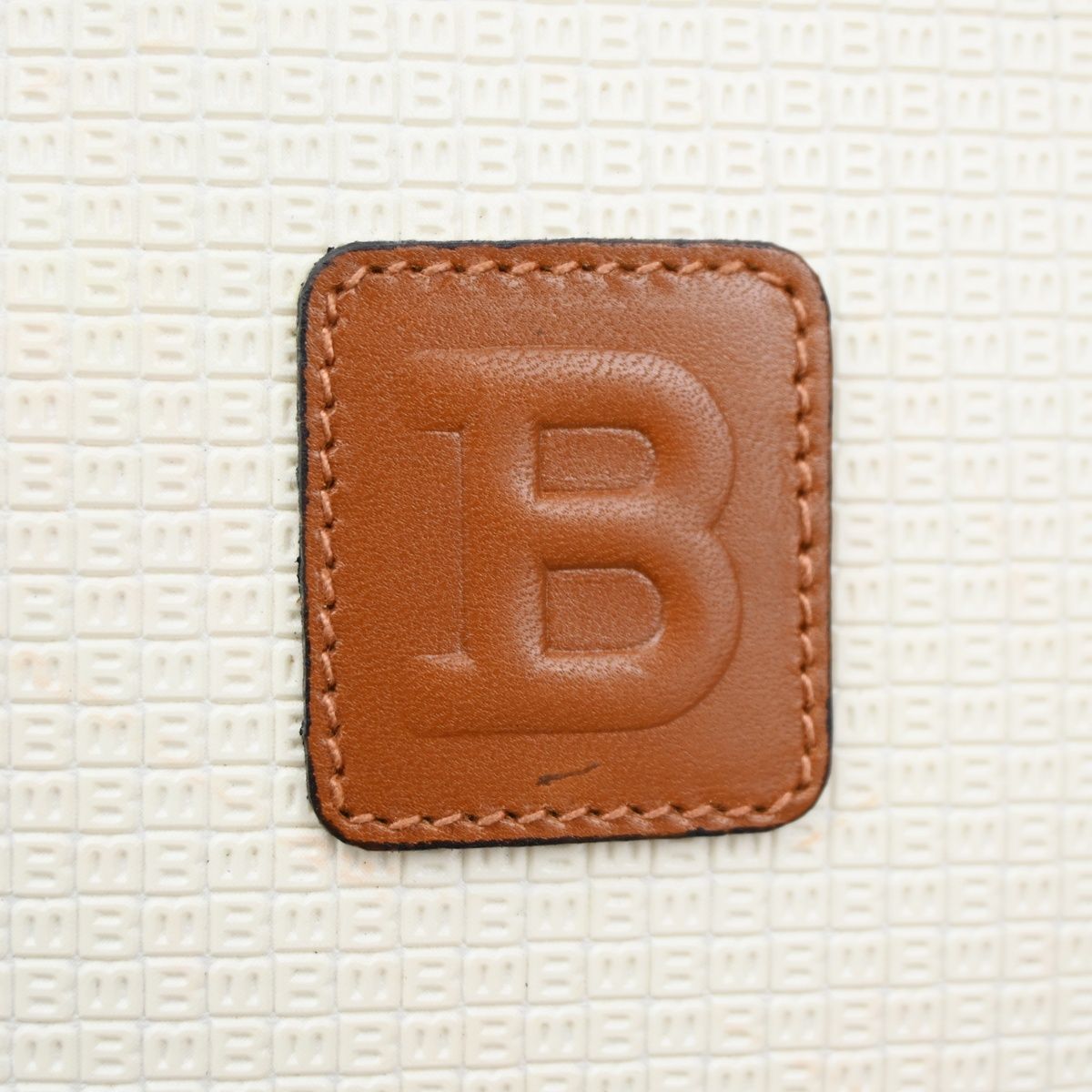 BALLY　バリー メッセンジャーバッグ ショルダーバッグ　ホワイト　美品　本革 BALLY バリー ショルダーバッグ ホワイト レザー 08BS350 - メルカリ