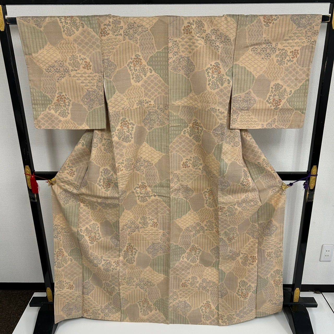 本場結城紬 石下 亀甲絣 花柄の絣 正絹 着物 MK-1412 - メルカリ 本場結城紬 石下 亀甲絣 花柄の絣 正絹 着物 MK-1412 - メルカリ
