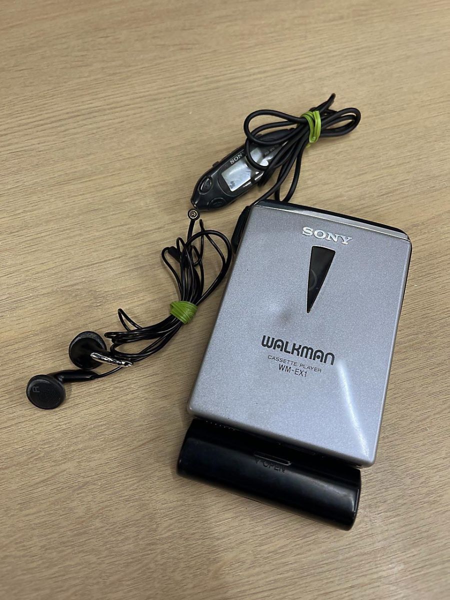 ニコン D3200（レッド）と 便利ズーム18〜105mm美品セット価格相談OK