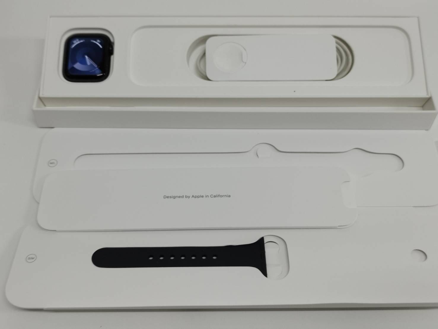 Apple Watch SE 第1世代/GPS/40mm/A2351/スペースグレー〈MYDP2J/A〉