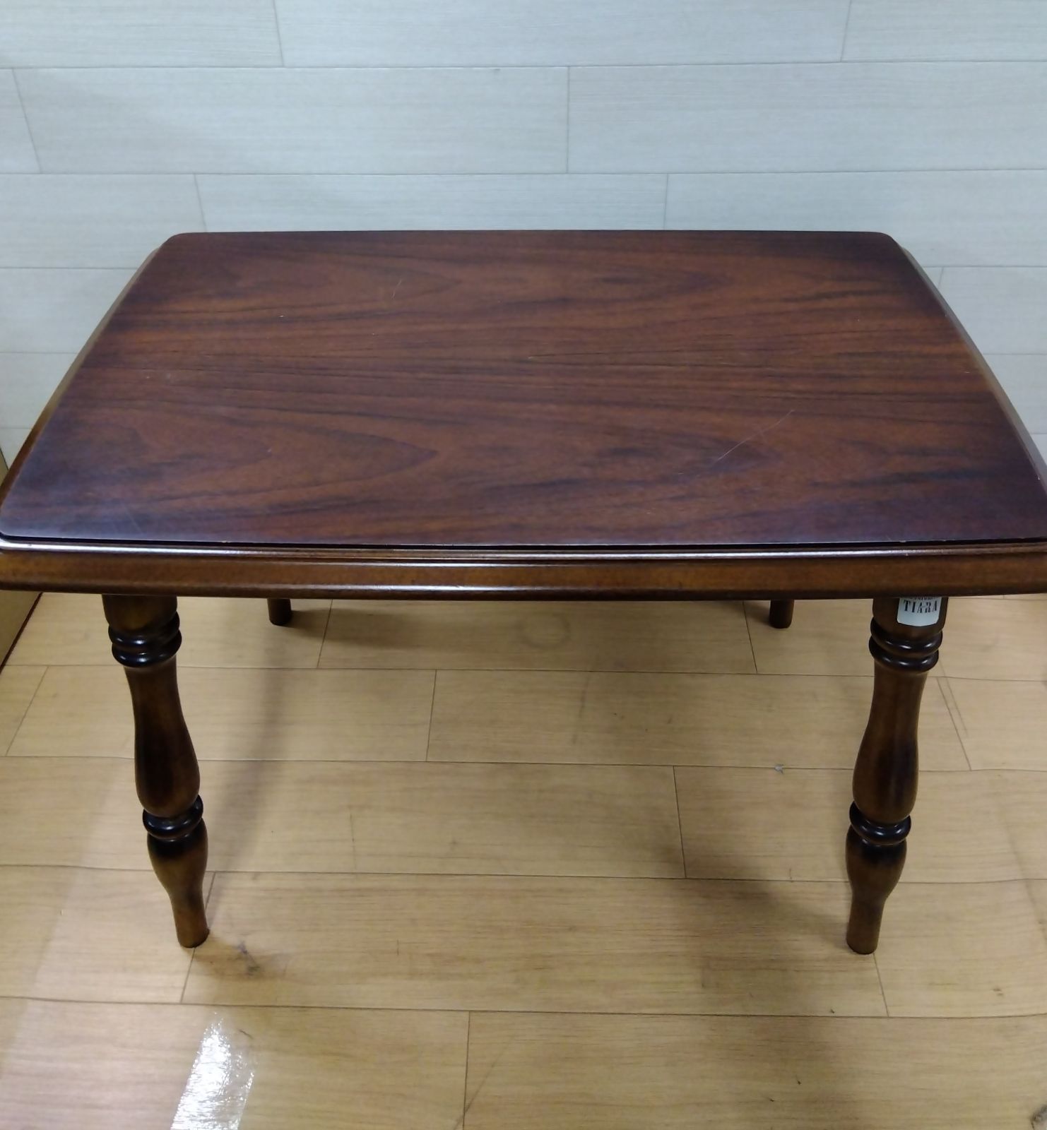 カリモク KARIMOKU コロニアル サイドテーブル 楽天市場】カリモク コロニアル サイドテーブル おしゃれ 丸テーブル