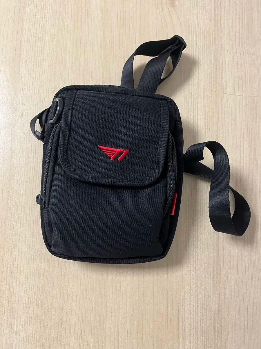 T1 ロゴ ミニ クロスバッグ