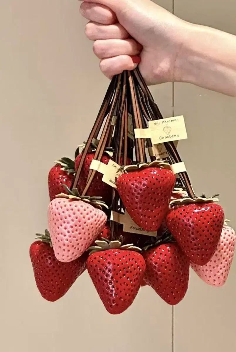 王様 いちご キーホルダー (レジン素材) - メルカリ