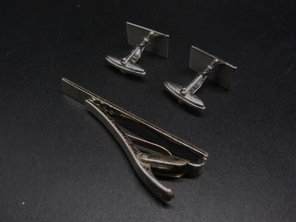 ダンヒル　タイピン　カフス ダンヒル タイピン カフス dロゴ ゴールドカラー ケース付き dunhill