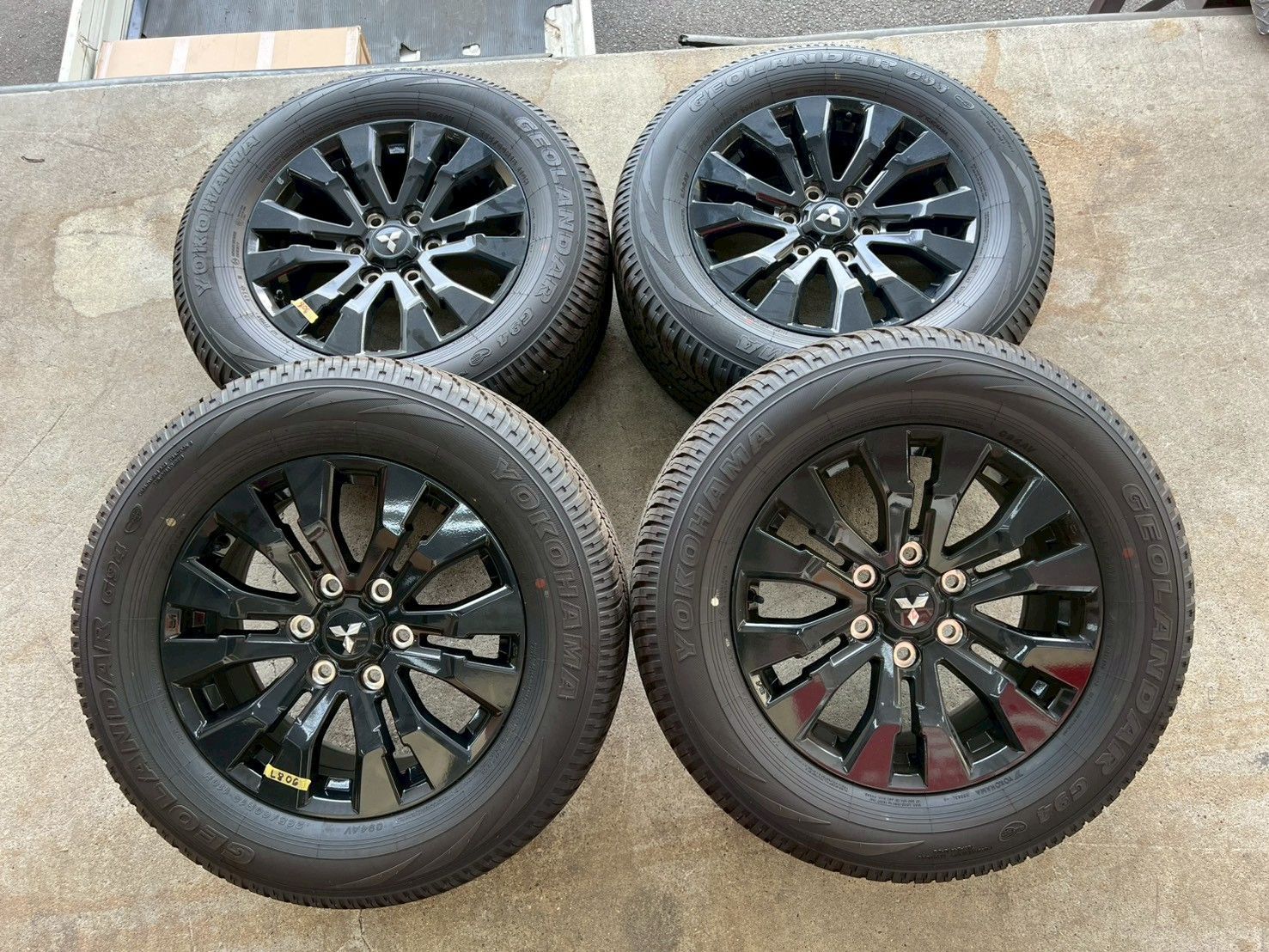 2025年式!! 三菱 トライトン 純正 ホイールとタイヤ 4本セット☆18×7.5