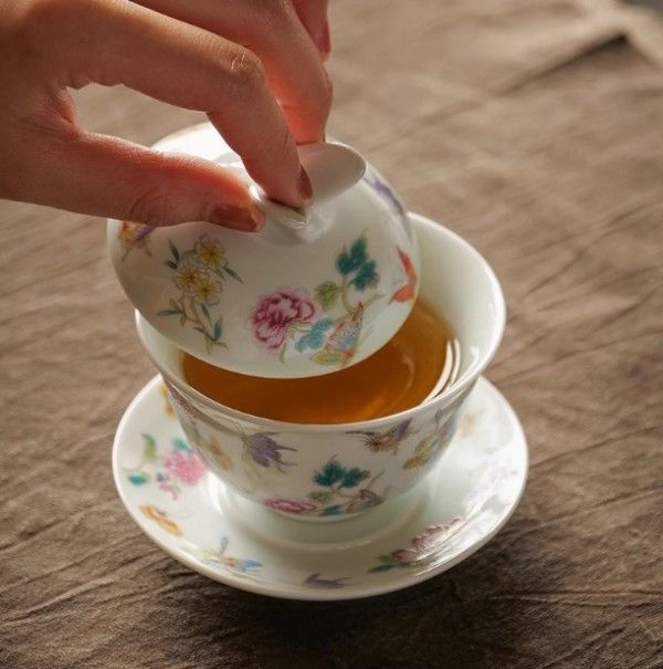 専用ページです！ 中国　古道具　茶器　骨董　蓋碗　花と虫　蝶 低 価格ホビー・楽器・アート - 専用ページです！ 中国 古道具 茶器