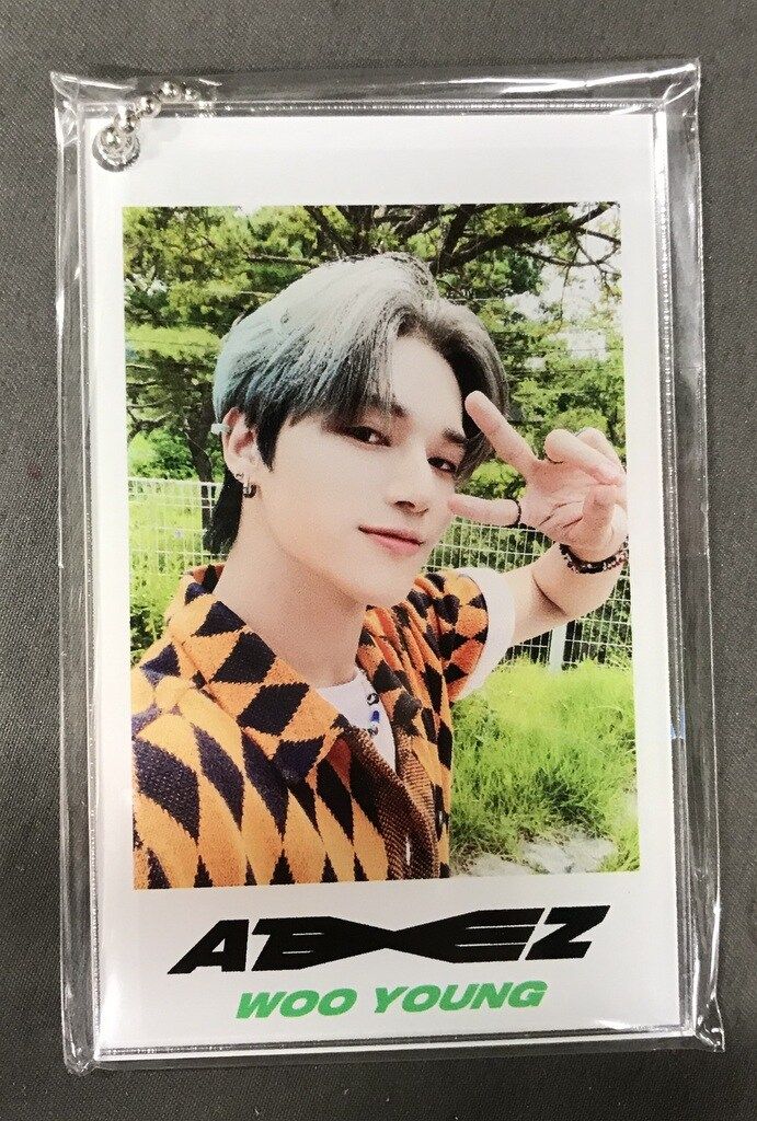 ATEEZ チェキ ATEEZ ZERO: FEVER Part.3 WOO YOUNG チェキ風キーホルダー 緑 - メルカリ