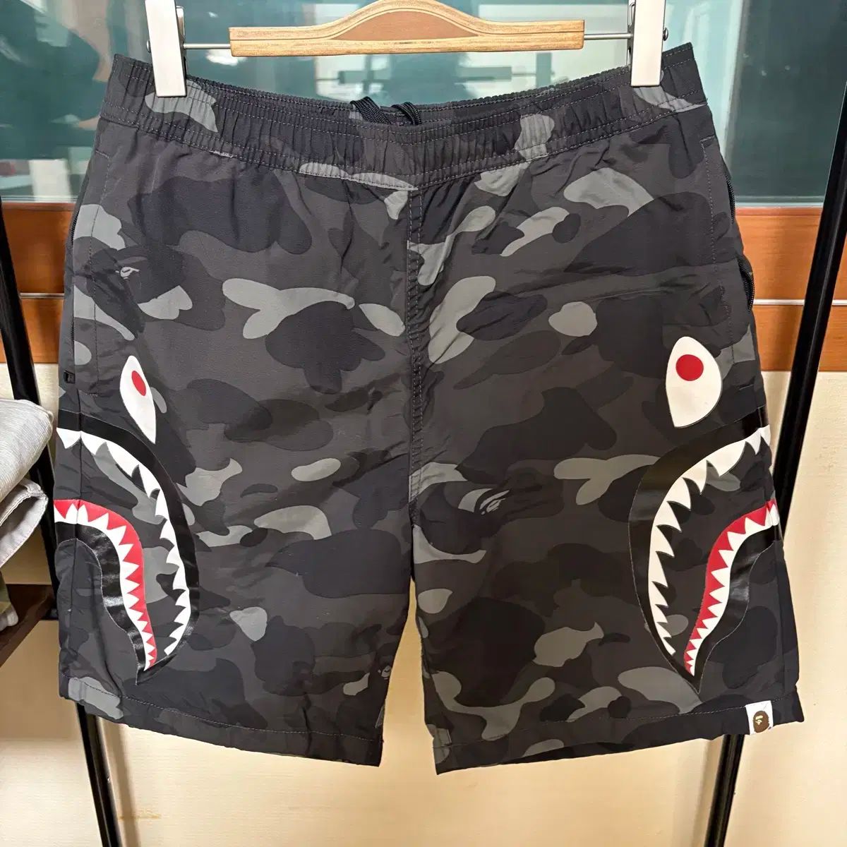 A BATHING APE アベイシングエイプ シャーク ナイロン ハーフパンツ