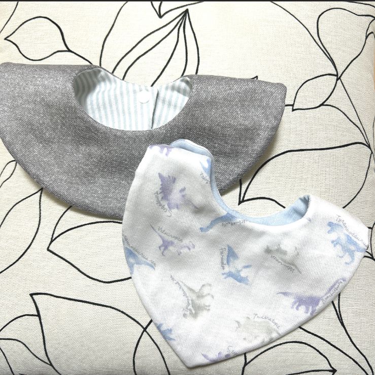 ハンドメイドスタイ2枚セット 360度スタイ＆シンプルスタイ グレー恐竜