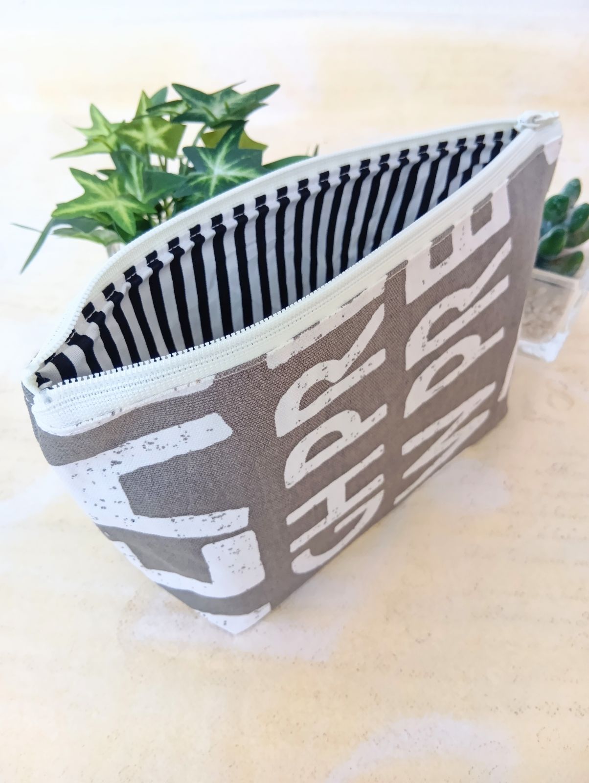 ファスナーポーチ(英字グレー) - メルカリ