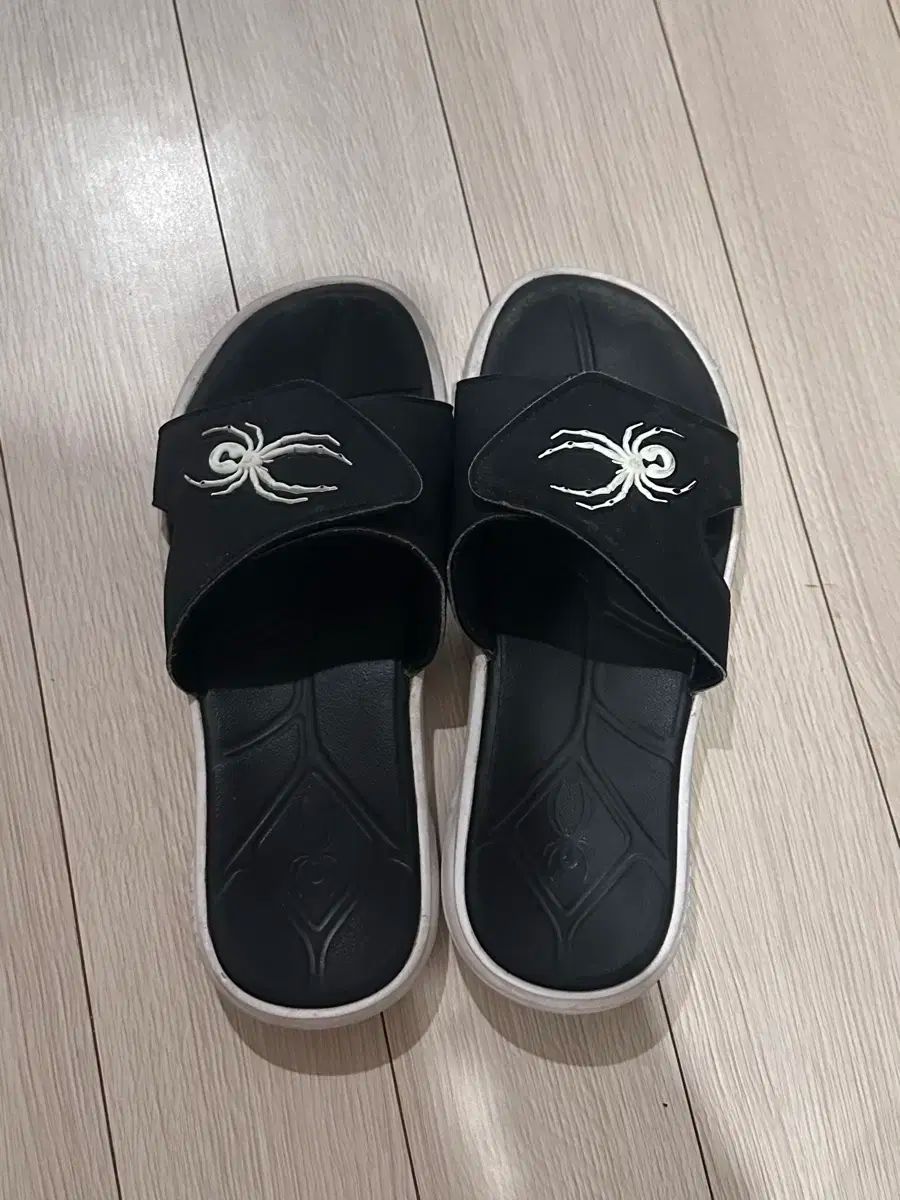 スパイダー スリッパ