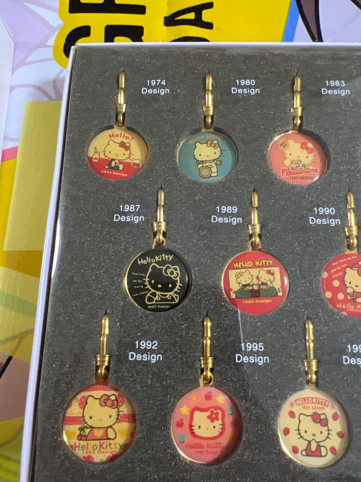 ハローキティ25周年記念ファスナーアクセサリーセット - メルカリ