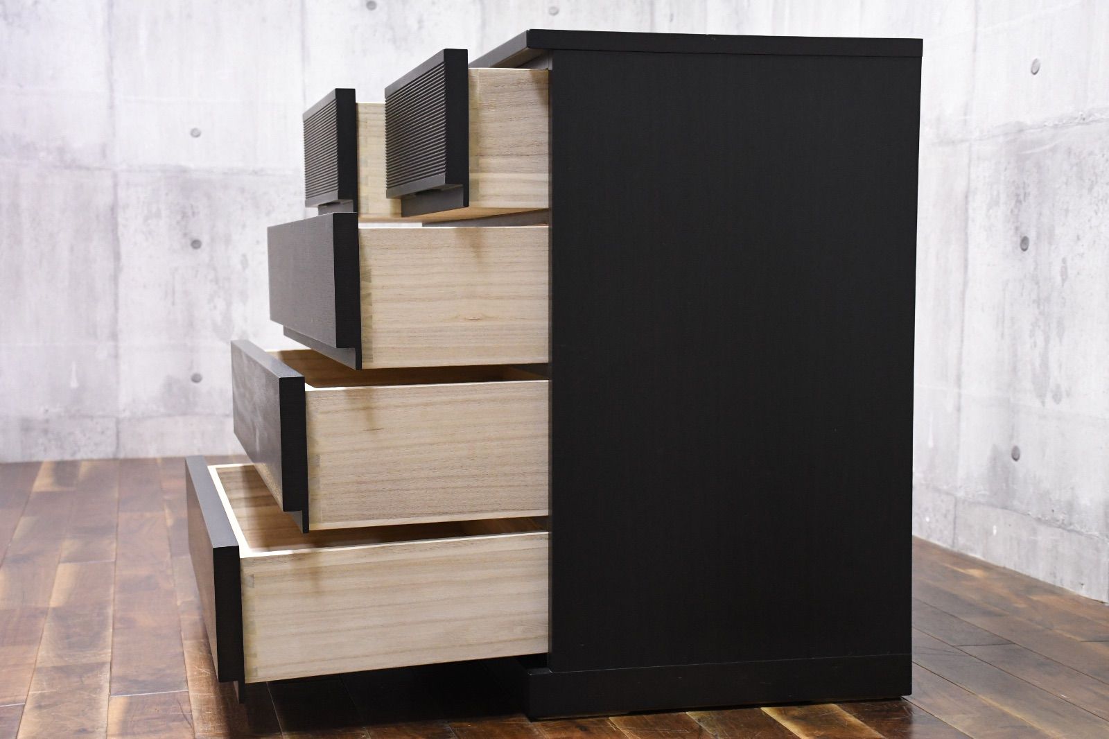 美品 IDC大塚家具 府中家具 焼印有 楢材チェスト 国産 高品質 幅136cm 美品 IDC大塚家具 府中家具 焼印有 楢材チェスト 国産 高品質 幅136cm