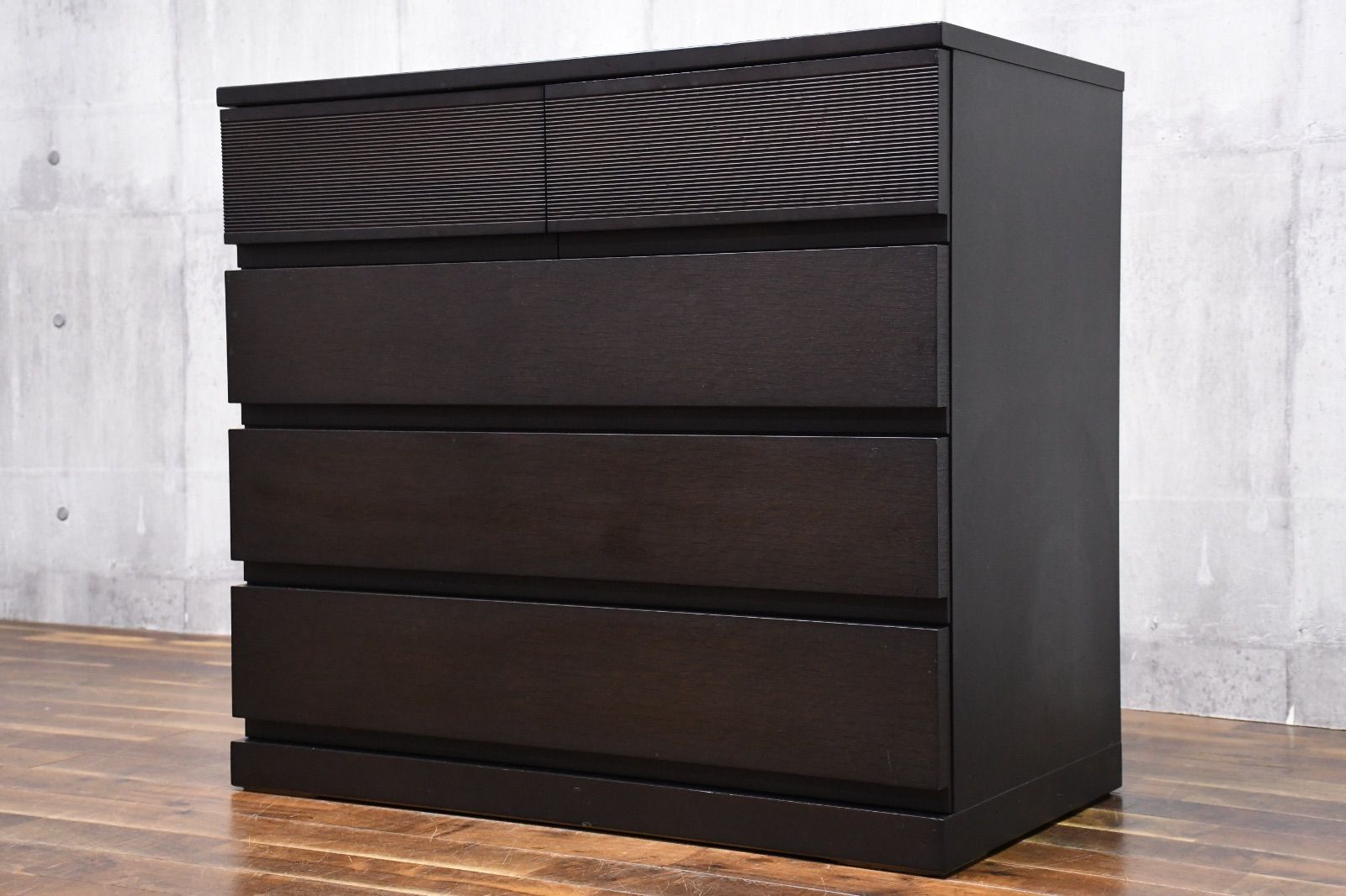 美品 IDC大塚家具 府中家具 焼印有 楢材チェスト 国産 高品質 幅136cm 美品 IDC大塚家具 府中家具 焼印有 楢材チェスト 国産 高品質 幅136cm