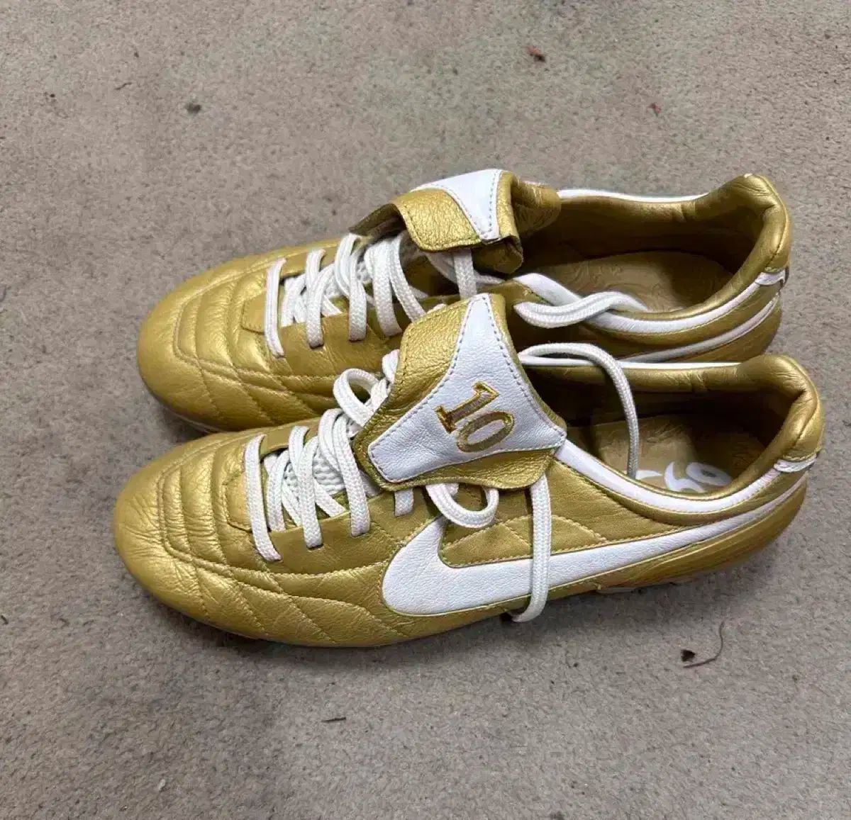 ナイキ オールドスクール 超レア物 R10 GOLD ティエンポ サッカー