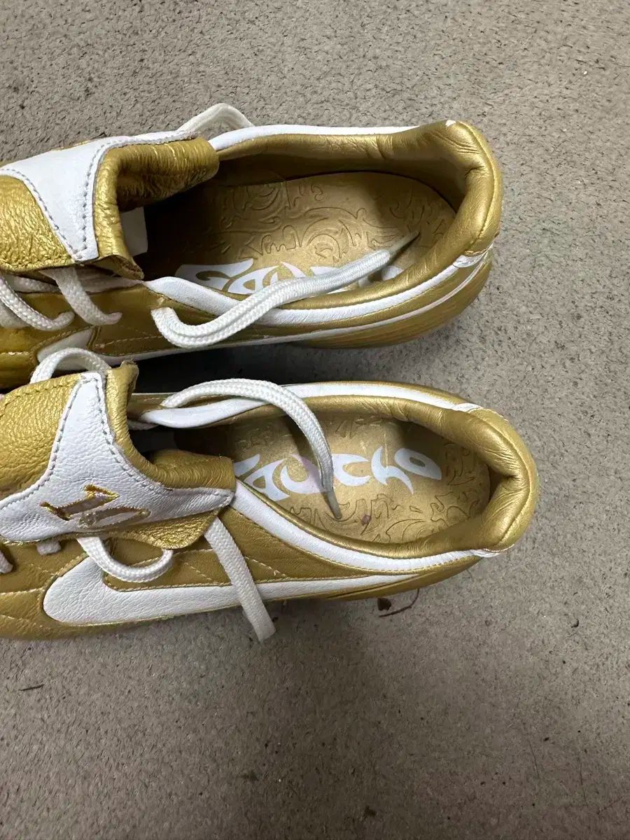 ナイキ オールドスクール 超レア物 R10 GOLD ティエンポ サッカー