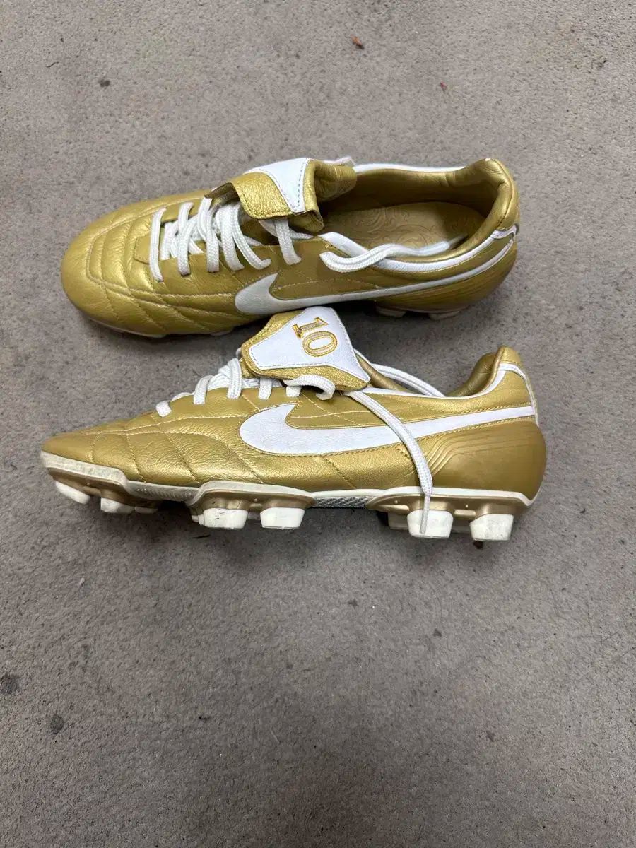 ナイキ オールドスクール 超レア物 R10 GOLD ティエンポ サッカー