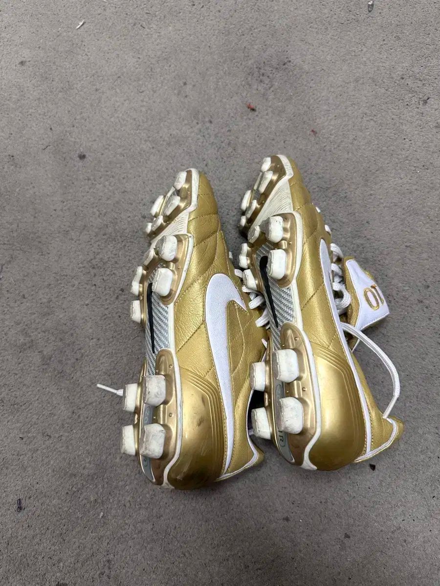 ナイキ オールドスクール 超レア物 R10 GOLD ティエンポ サッカー