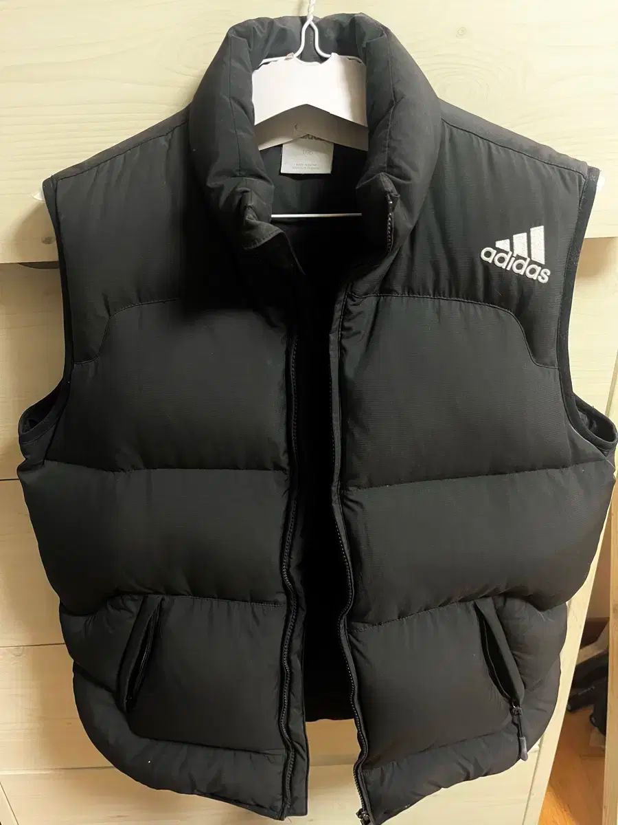   ブラック ダウンベスト　M 95 adidas ブラック ダウンベスト - メルカリ