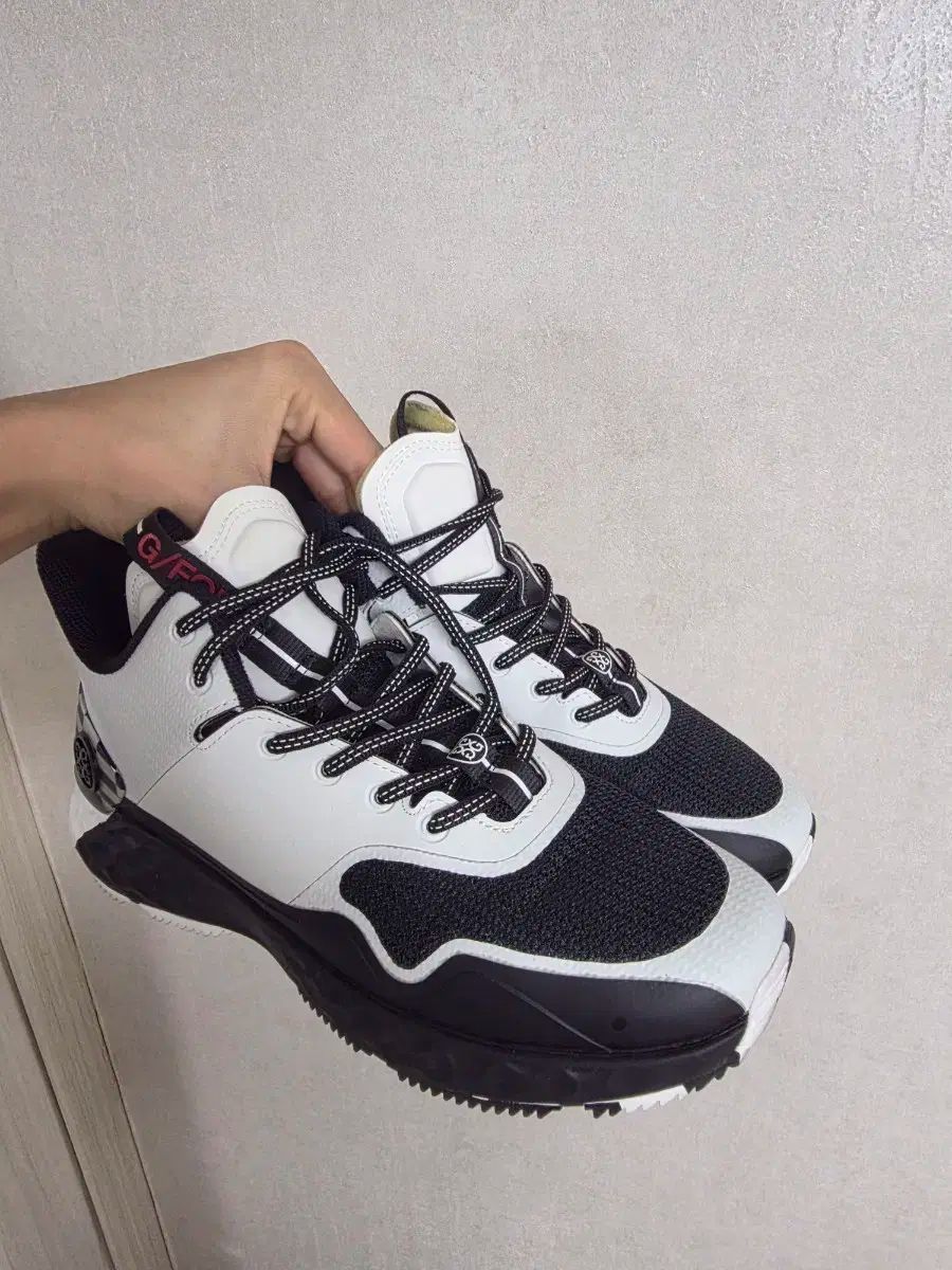 ジーフォア　G/FOREゴルフシューズ ホワイト/ブラック G FORE(ジーフォア) ゴルフシューズ ブラック/白 - メルカリ