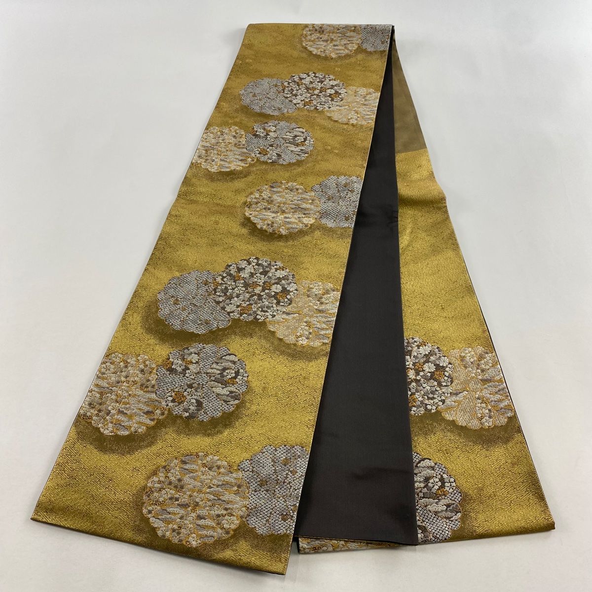 美品】 袋帯 名品 加納幸 落款 菊 松 金糸 金茶 お太鼓柄 ショップ