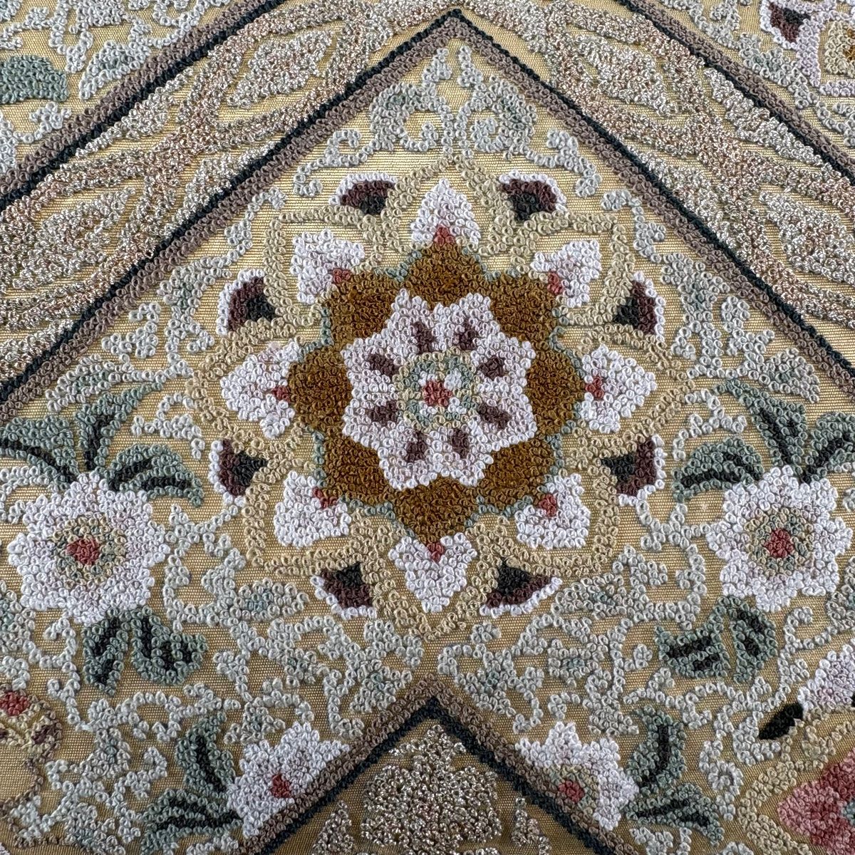 美品】 袋帯 名品 華文 七宝 相良刺繍 金糸 金色 お太鼓柄 正絹 【中古