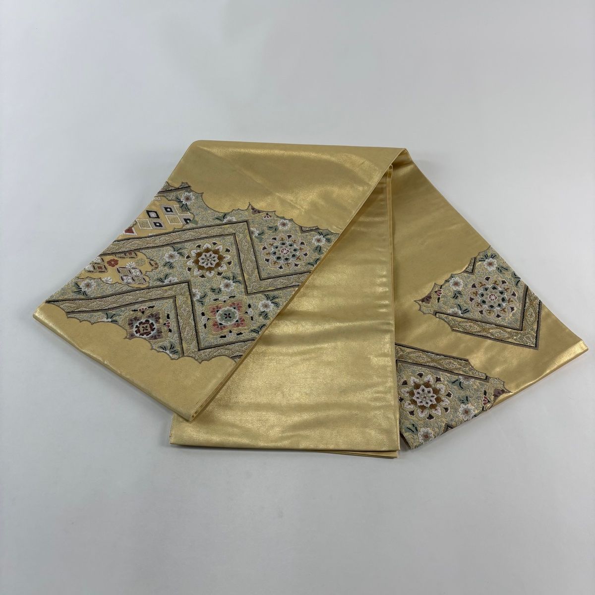 刺繍 袋帯 お太鼓柄 金糸 正絹 美品】 袋帯 名品 華文 七宝 相良刺繍 金糸 金色 お太鼓柄 正絹 【中古