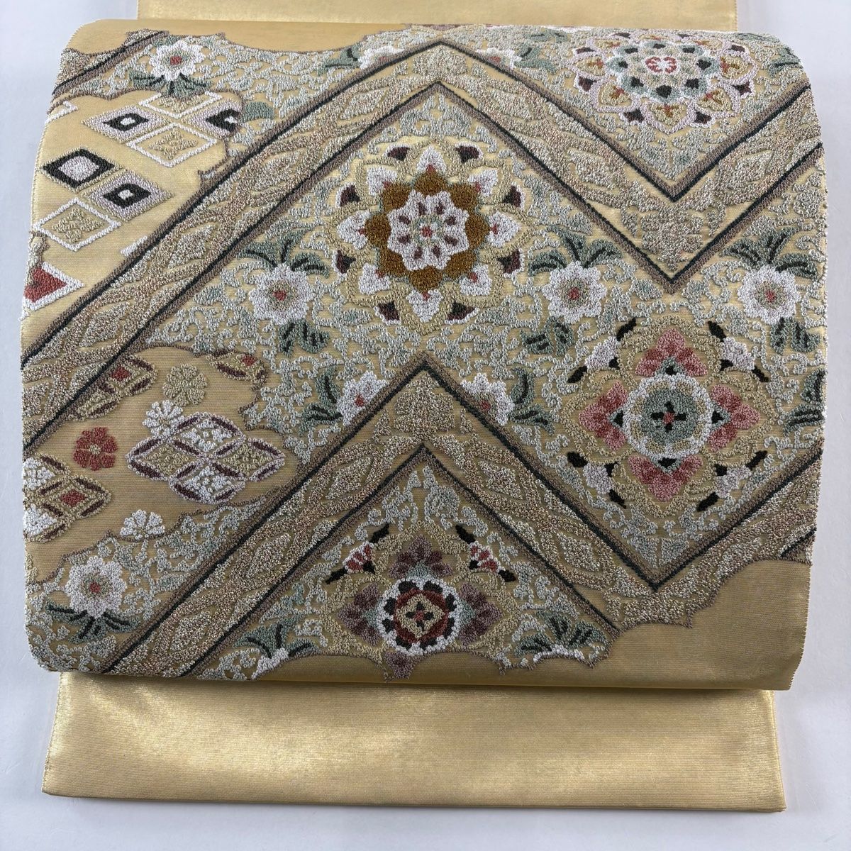 美品】 袋帯 名品 華文 七宝 相良刺繍 金糸 金色 お太鼓柄 正絹 【中古