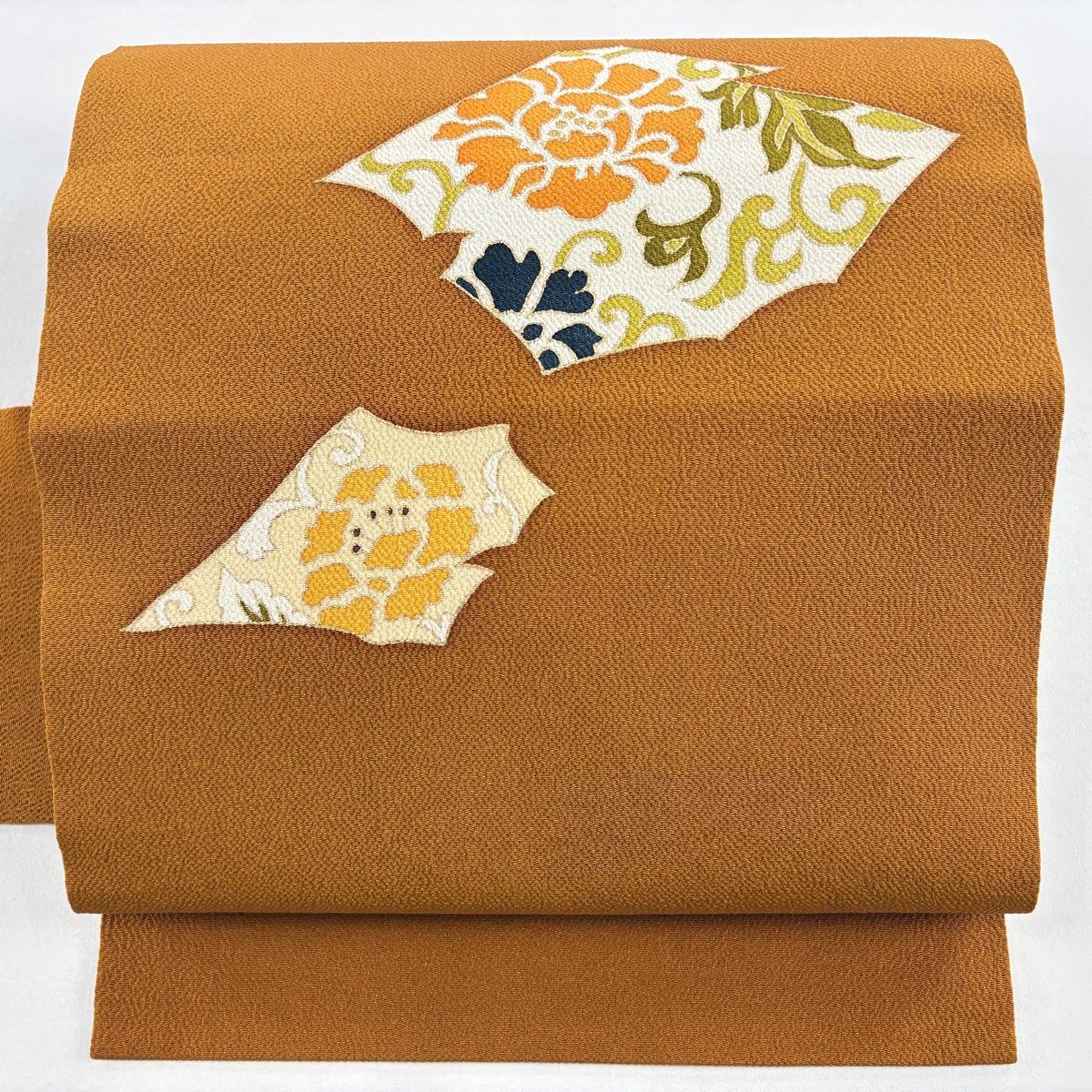 美品】 名古屋帯 逸品 草花 幾何学 金彩 縮緬 山吹茶色 正絹 【中古