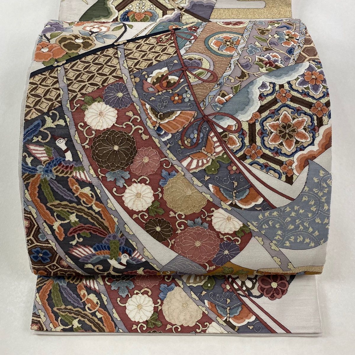 袋帯 美品 逸品 華文 明綴れ 金糸 灰白 お太鼓柄 正絹 美品】 袋帯 秀品 格天井 花丸文 金糸 灰白 お太鼓柄 正絹｜中古・古着