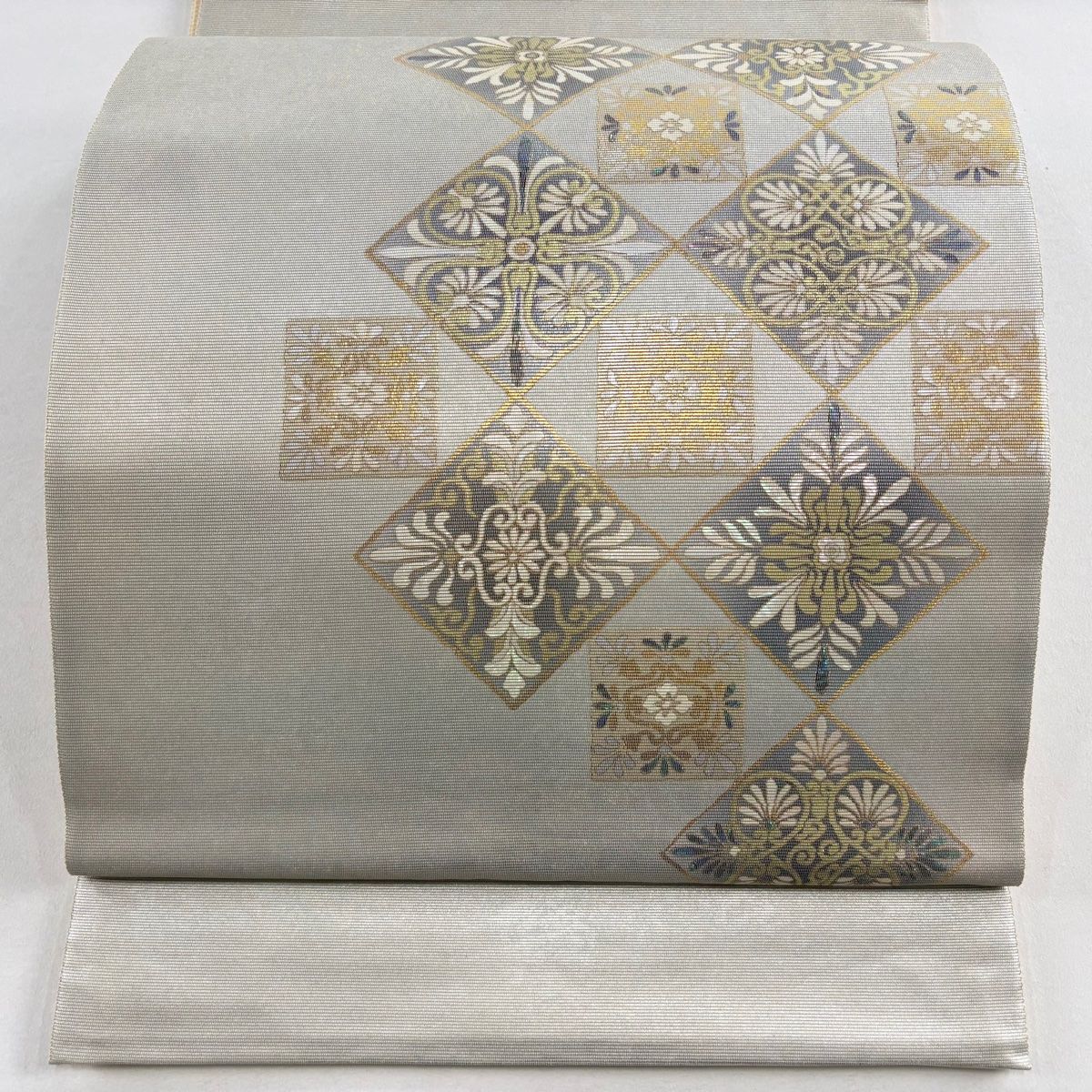 袋帯　『蜀江』　螺鈿　貼絵箔　手織　シルバー系　お太鼓柄　正絹 美品】 袋帯 秀品 華文 菱 螺鈿箔 金彩 銀色 お太鼓柄 正絹 【中古