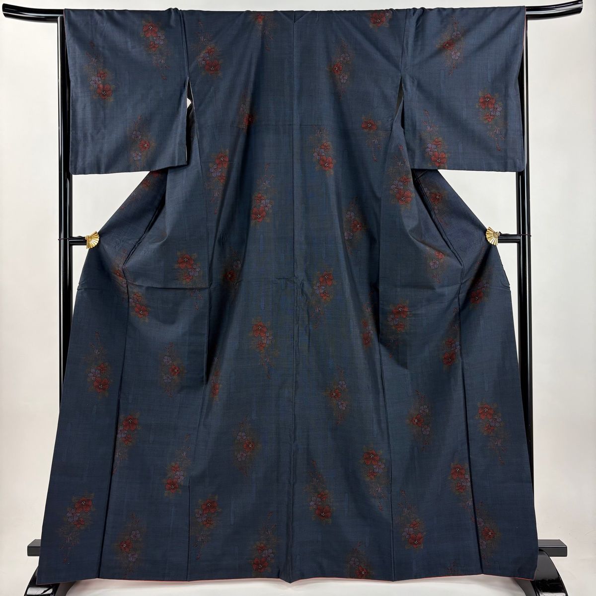 本場泥大島紬 黒地に紺椿柄 正絹 トールサイズ身丈166 裄丈67、5 未着装 本場泥大島紬 黒地に紺椿柄 正絹 トールサイズ身丈166 裄丈67、5 未
